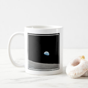 Mug La Terre S'Élève Au-Dessus De L'Horizon Lunaire.