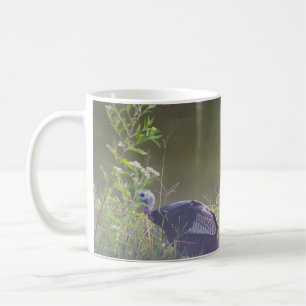 Mug La Turquie sauvage se cachant dans la boue d'herbe