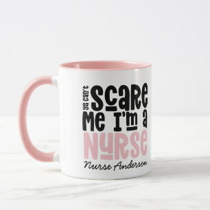 Mug La typographie d'une infirmière rose amusante grâc