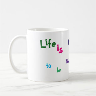 Mug La vie est trop importante pour être prise au