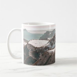 MUG LA VUE DE L'OISEAU SUR LA MONTAGNE COUVERTE DE NEI