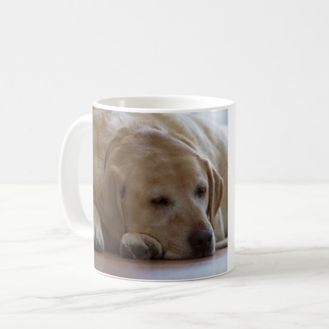 Mug Labrador retriever jaune somnolent (Devant gauche)