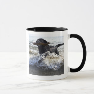 Mug Labrador retriever noir fonctionnant par le surf