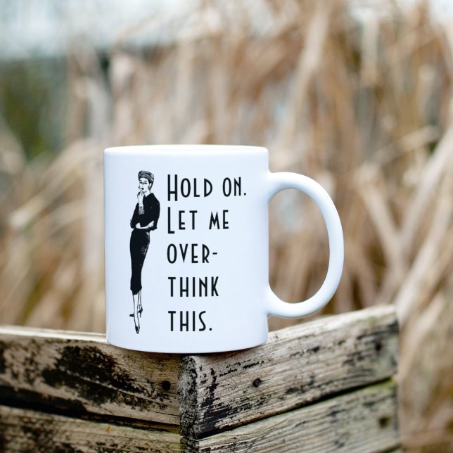 Mug Laissez-moi réfléchir à ce mème avec une dame qui  (Créateur téléchargé)