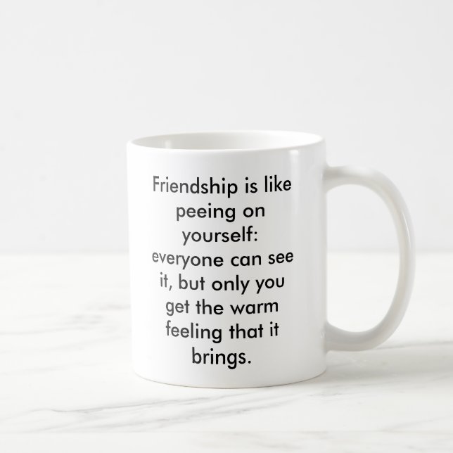 Mug L'amitié est comme le pipi sur vous-même : chacun… (Droite)