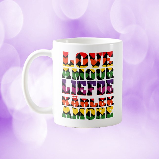 Mug L'amour dans plusieurs langues Arc-en-ciel foncé (A mug that says love in a variety of languages with rainbow hearts.)