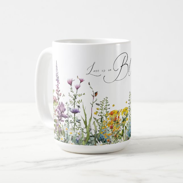 Mug L'amour est dans la Fête des mariées fleurie Fleur (Devant gauche)
