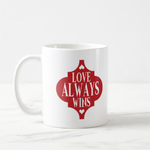 Mug L'amour gagne toujours Valentines design de badge 