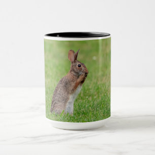 Mug Lapin debout dans l'herbe et l'air timide