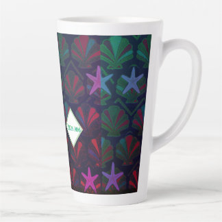 Mug latte sur la côte urbaine