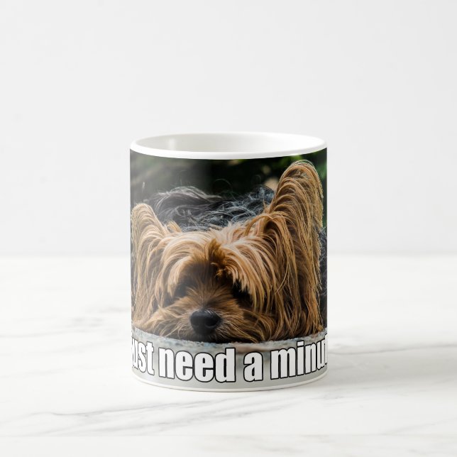 Mug Le besoin drôle de chien juste par minute (Centre)