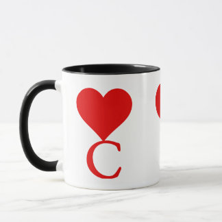 Mug Le C initial avec un grand coeur rouge
