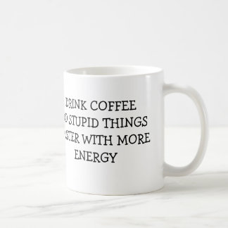 MUG LE CAFÉ DE BOISSONS FONT DES CHOSES STUPIDES PLUS