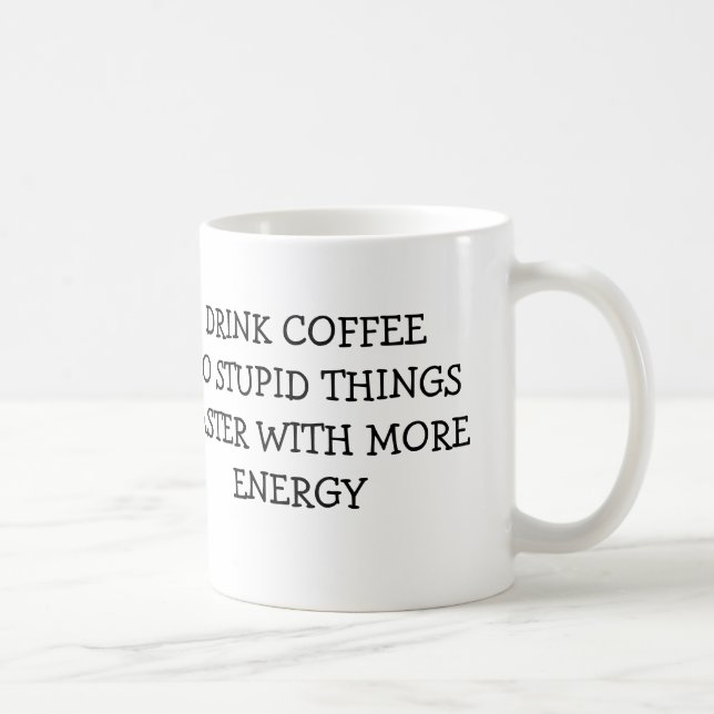 MUG LE CAFÉ DE BOISSONS FONT DES CHOSES STUPIDES PLUS (Droite)