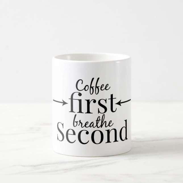 Mug Le café respirent d'abord le deuxième (Centre)