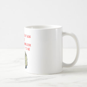 Mug le chien mangent le monde de chien