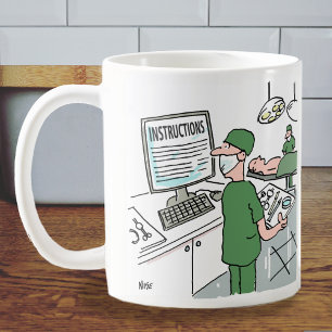 Mug Le chirurgien examine les instructions avant l'opé