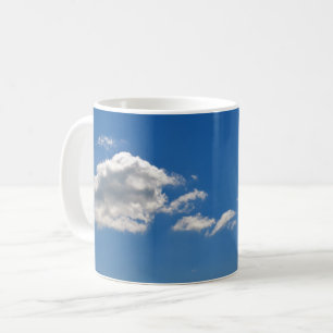 Mug Le ciel est bleu et les nuages blancs passent