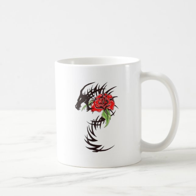 Mug le dragon tribal avec s'est levé (Droite)