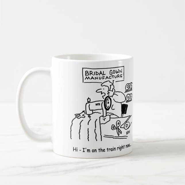 Mug Le fabricant de vêtements mariages est dans le tra (Gauche)
