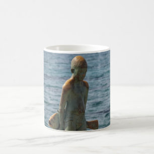 Mug Le garçon et sa statue de Poisson Le front de mer 