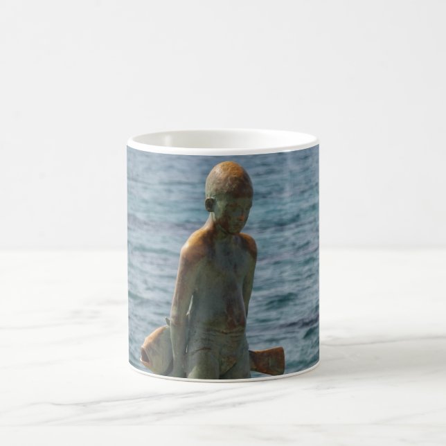 Mug Le garçon et sa statue de Poisson Le front de mer  (Centre)