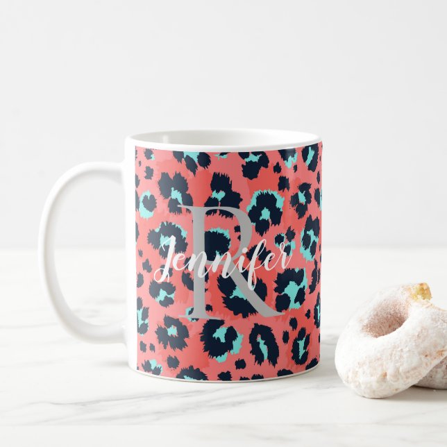 Mug Le léopard rose personnalise le monogramme et le n (Avec donut)