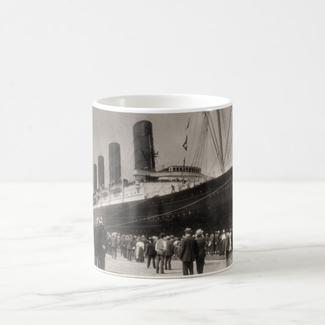 Mug Le Lusitania arrive New York City 1907 (Centre)