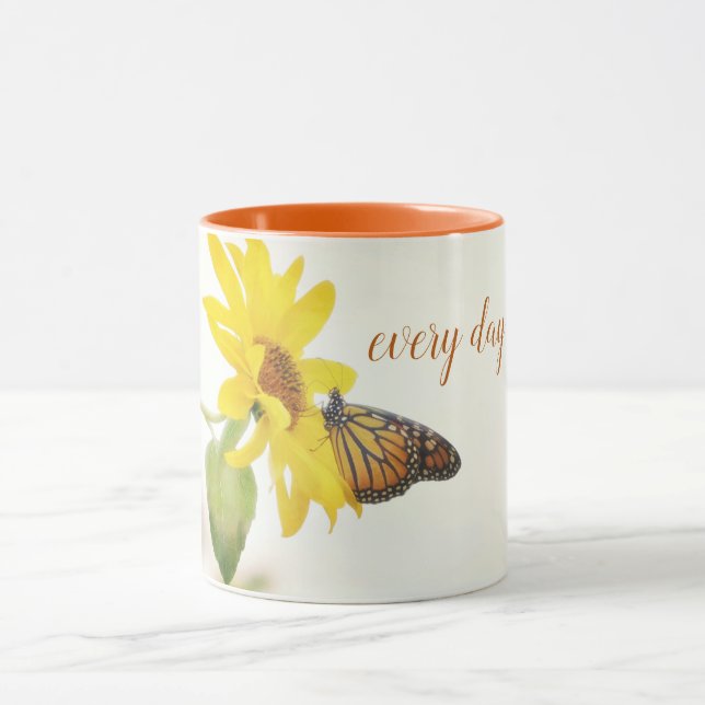 Mug Le papillon Monarque sur l'inspiration des fleurs  (Centre)
