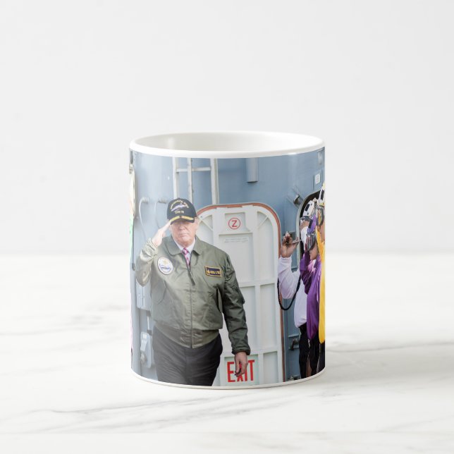 Mug Le Président Donald Trump rend hommage aux marins (Centre)
