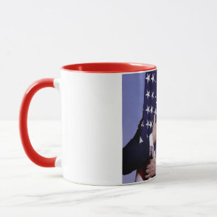 Mug Le Président Trump étreignant le drapeau