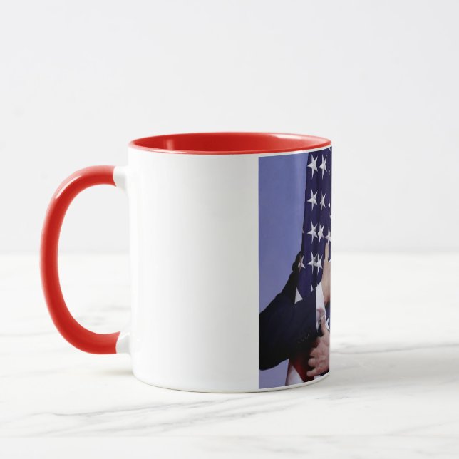 Mug Le Président Trump étreignant le drapeau (Gauche)