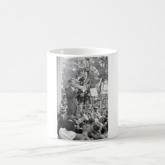 Mug Le sénateur Robert Kennedy en campagne pour le pré (Centre)