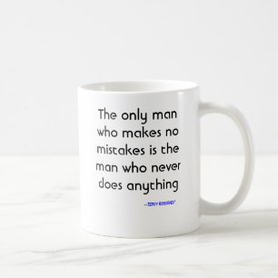 Mug Le seul homme qui ne fait aucune erreur est