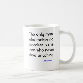 Mug Le seul homme qui ne fait aucune erreur est