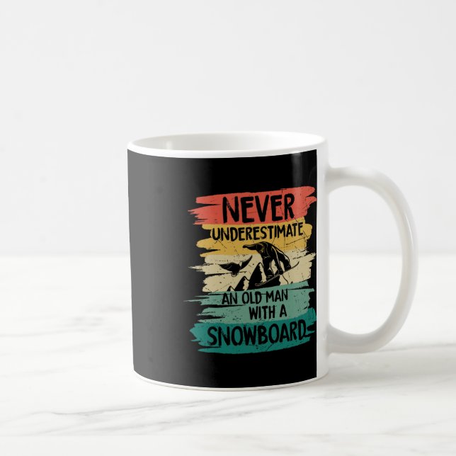 Mug Le Snowboard Ne Sous-Estime Jamais Un Vieux Homme  (Droite)