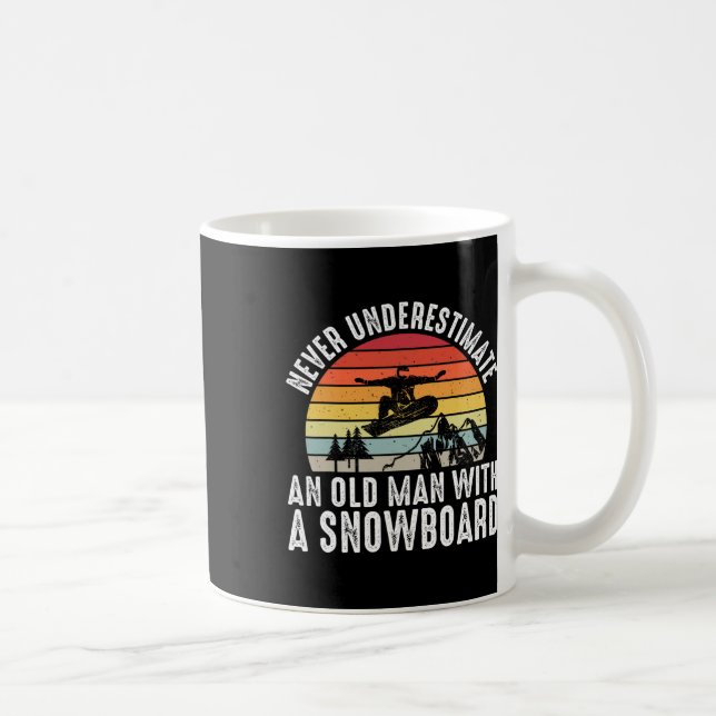 Mug Le Snowboard Ne Sous-Estime Jamais Un Vieux Homme  (Droite)