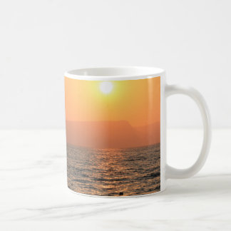 Mug le soleil réglé en mer de la Galilée
