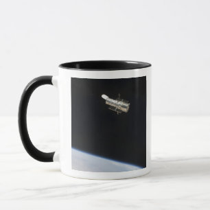 Mug Le télescope spatial de Hubble en orbite au-dessu