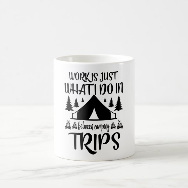 Mug Le travail est exactement ce que je fais entre les (Centre)