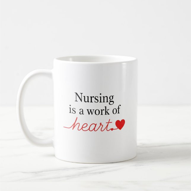 Mug Le travail infirmier est une typographie de script (Gauche)