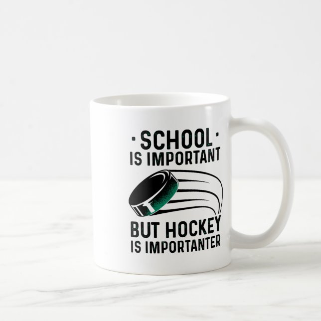 Mug L'École Est Importante, Mais Le Hockey Est Importa (Droite)
