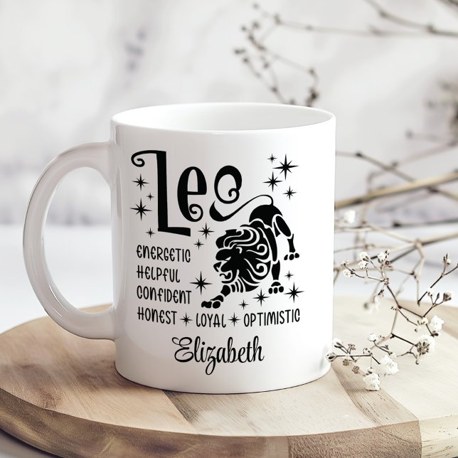 Mug Leo Zodiac Horoscope Nom personnalisé (Leo Zodiac Horoscope Custom Name Coffee Mug on a sunny boho wooden kitchen table with tiny flowers.)