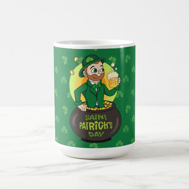 Mug Leprechaun de dessin dans une casserole d'or tenan (Centre)