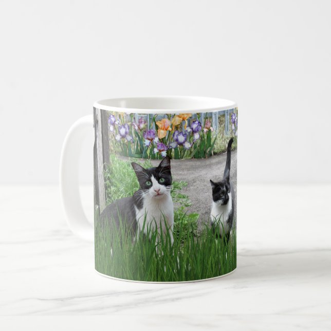 Mug Les chats jouent dans le jardin aux fleurs (Devant gauche)