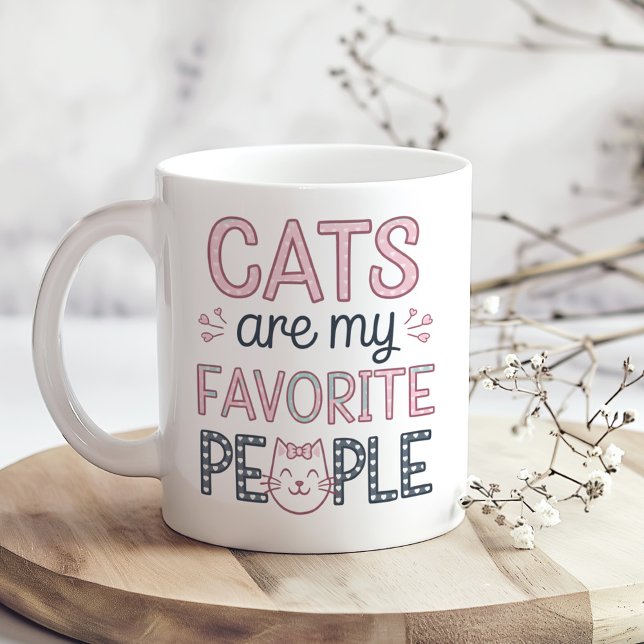 Mug "Les chats sont mes gens préférés" Funny Chat Mama ("Cats Are My Favorite People" Funny Cat Mom Coffee Mug on a boho kitchen table with tiny dry flowers)