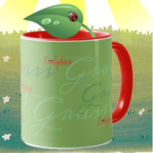 Mug Les coccinelles dans la police de l'herbe art vert