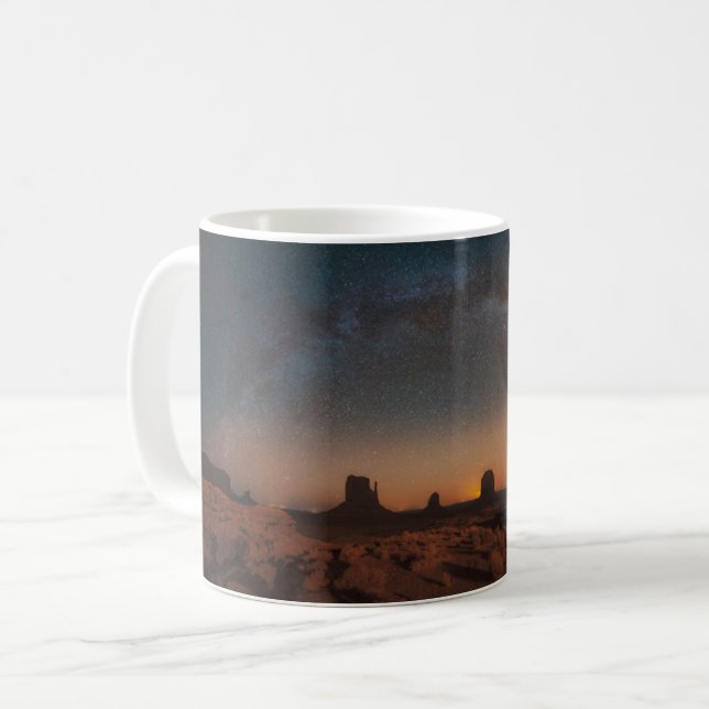 Mug Les déserts | Ciel étoilé au-dessus d'un paysage d (Devant gauche)