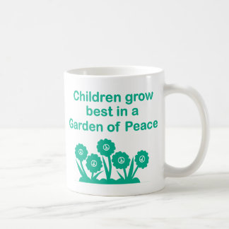 Mug Les enfants élèvent le meilleur dans un jardin de