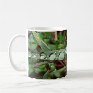 Mug Les gouttes de pluie sur l'herbe
